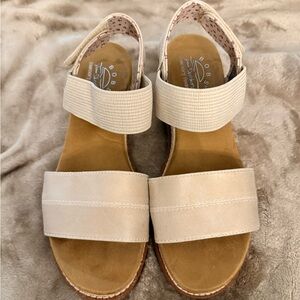 Skechers Women's Tan and Cream Sandals